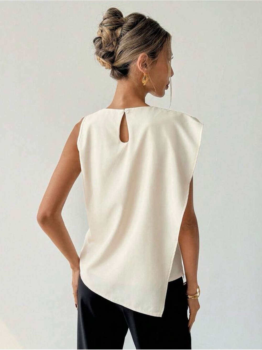 Sleeveless Cream Draped Top with Black Geometric Lines - Picture 2 of 3
